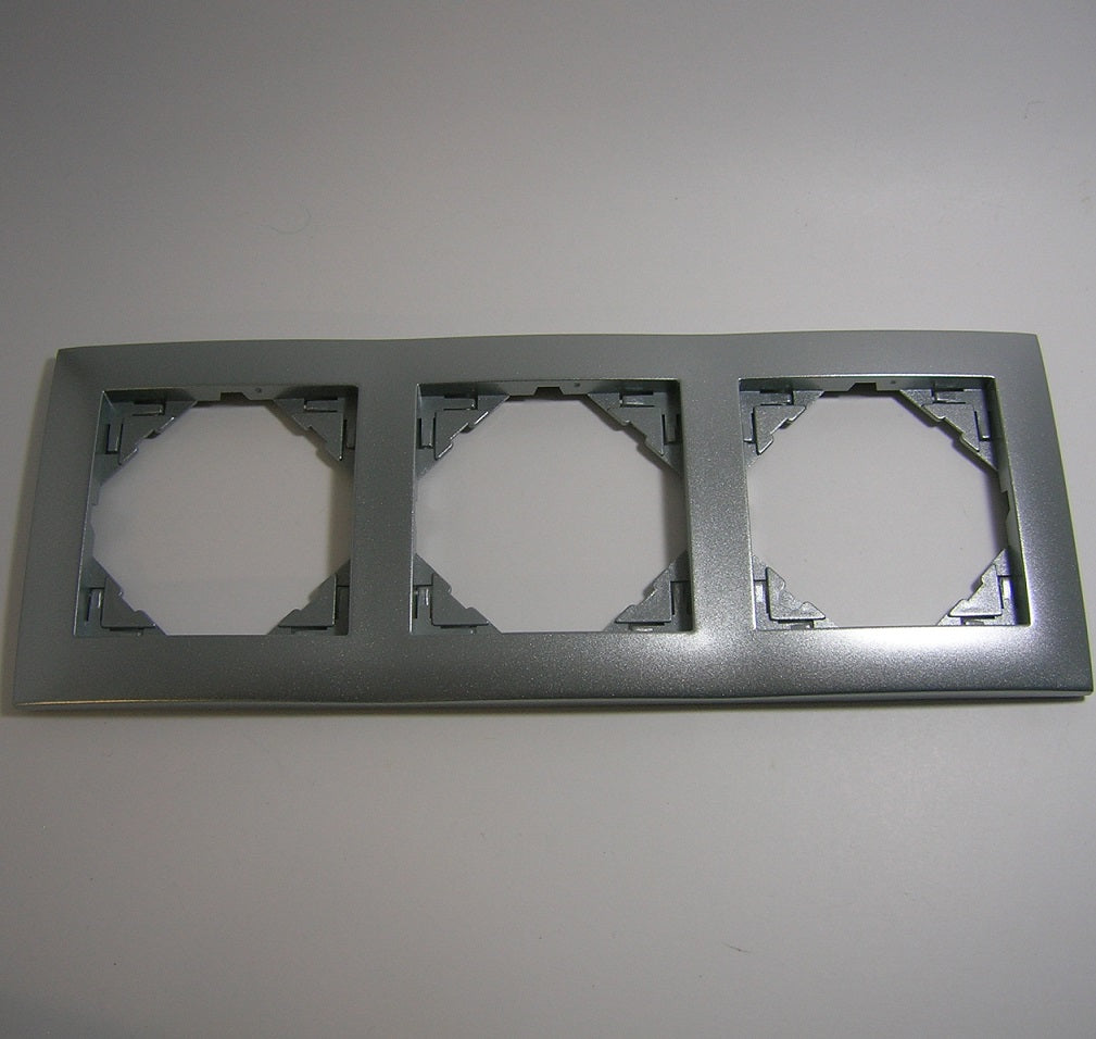 Marco de 3 elementos Logus 90 Aquarella aluminio Efapel – ref. 90930TAL